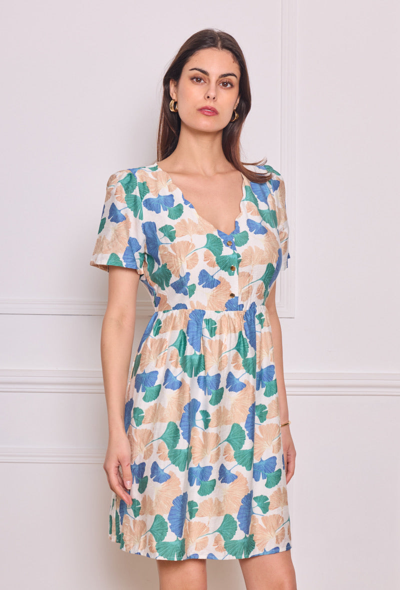 Robe GINKO imprimé ginkgo portée de face de Maëlle