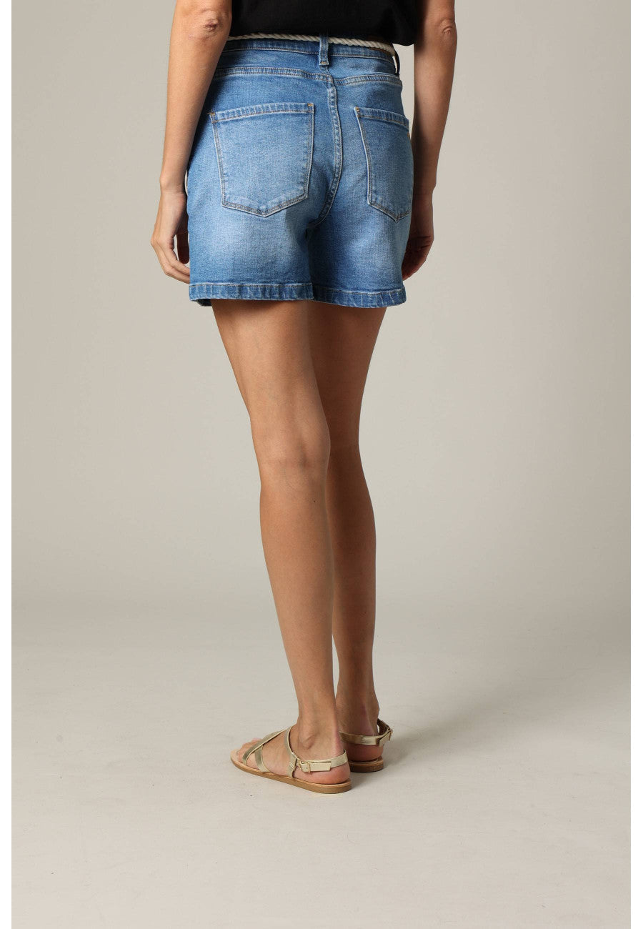 Dos du short en denim moyen et ses poches plaquées MINA de Deeluxe