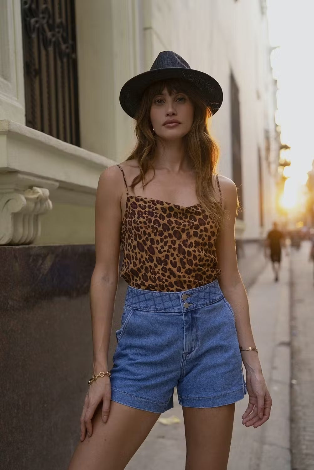 Look porté du short en denim coupe trapèze JD457 de Cindy H