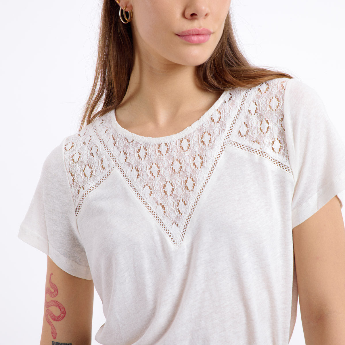 Zoom sur le dentelle devant du Tee-shirt blanc Lin Viscose APPOLINE de Artlove 70209