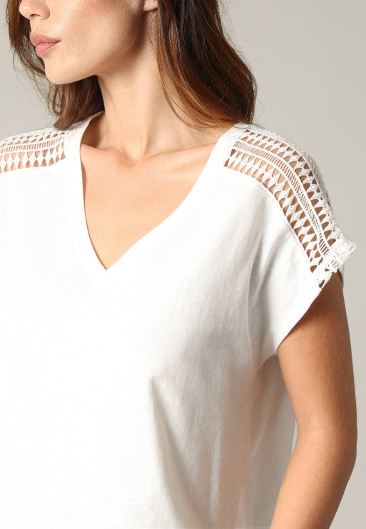 Détail dentelle sur épaules tombantes du Thsirt Blanc IVANA de Deeluxe