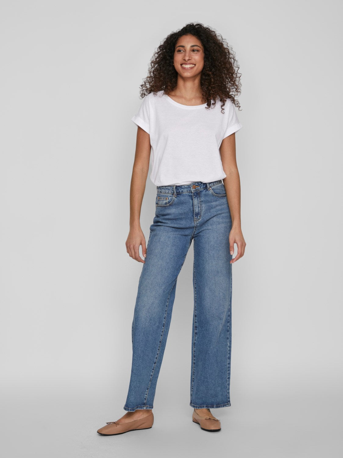 Look porté du t-shirt oversize blanc Vidreamers de Vila