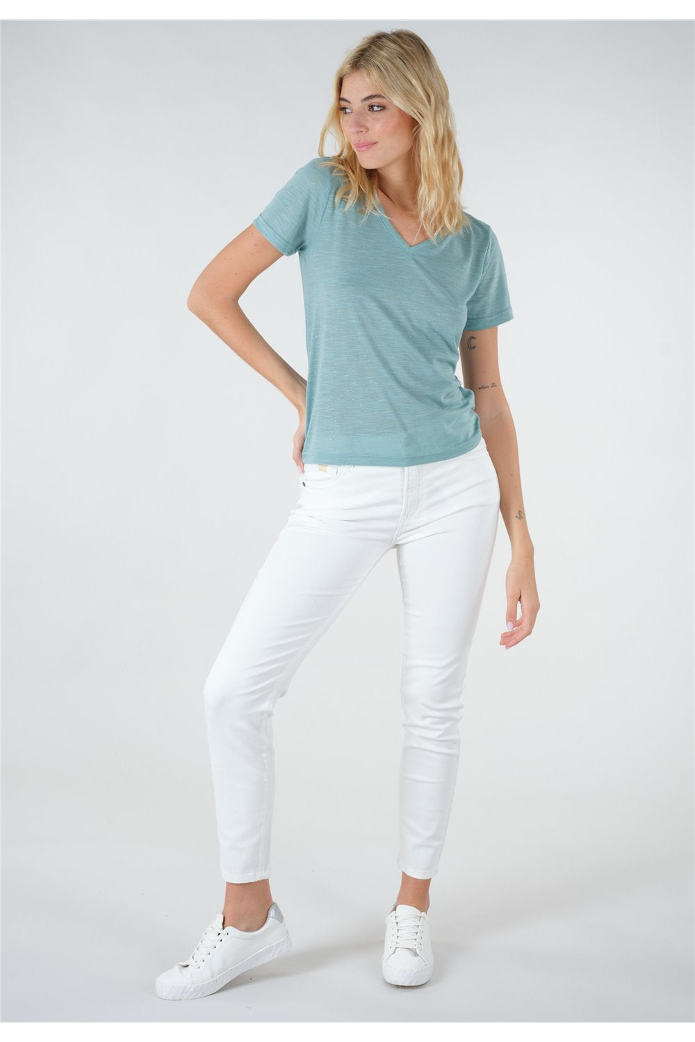 Look porté du t-shirt vert clair irisé à encolure V Chouchou de Deeluxe