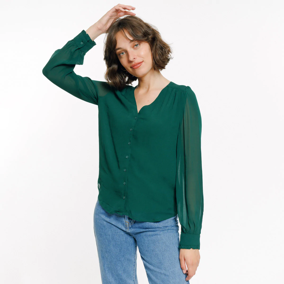 Detail du poignet visible de la manche longue de la blouse verte Lucy Artlove