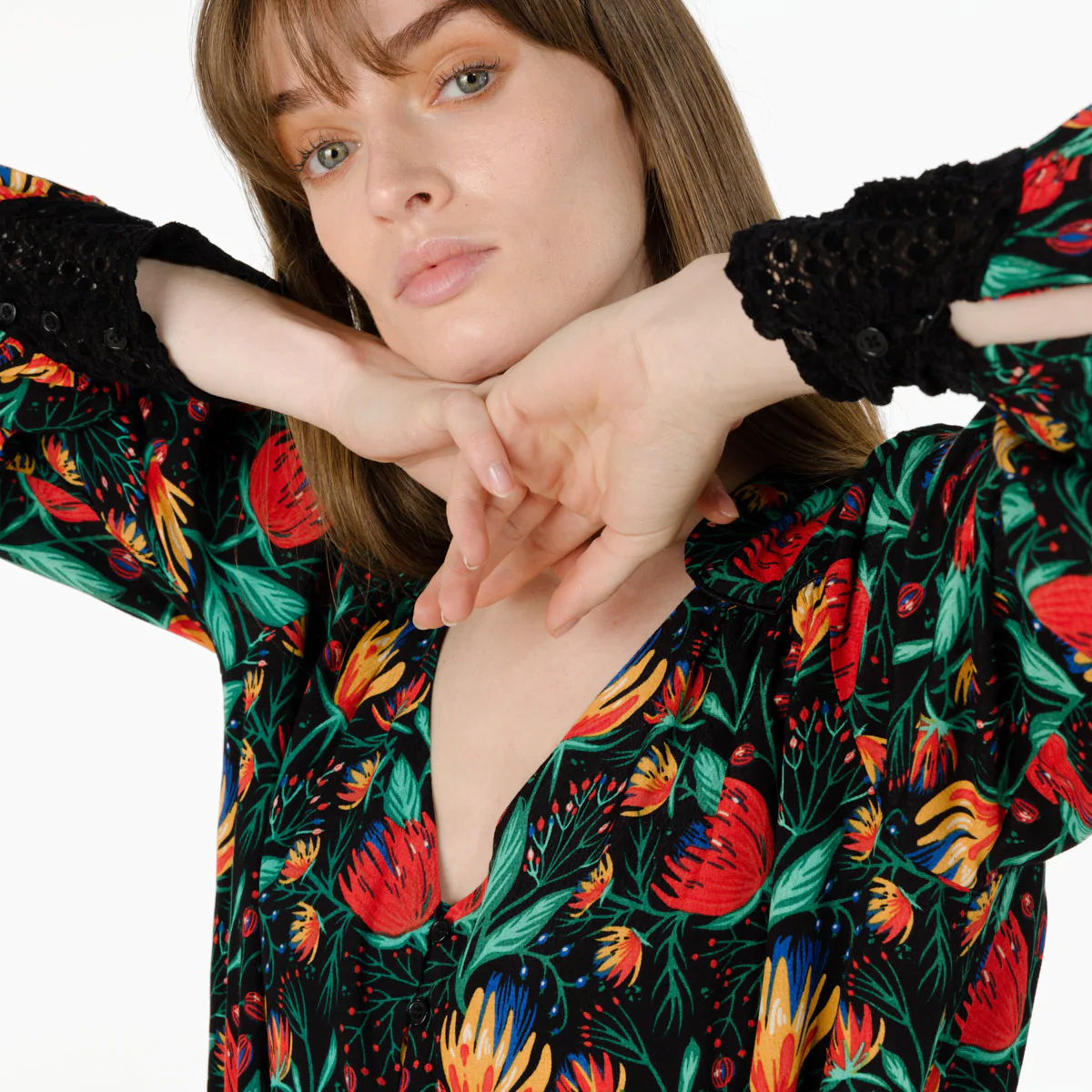 Zoom sur l'imprimé Floral orange et vert sur fond noir de la blouse Murielle de Artlove