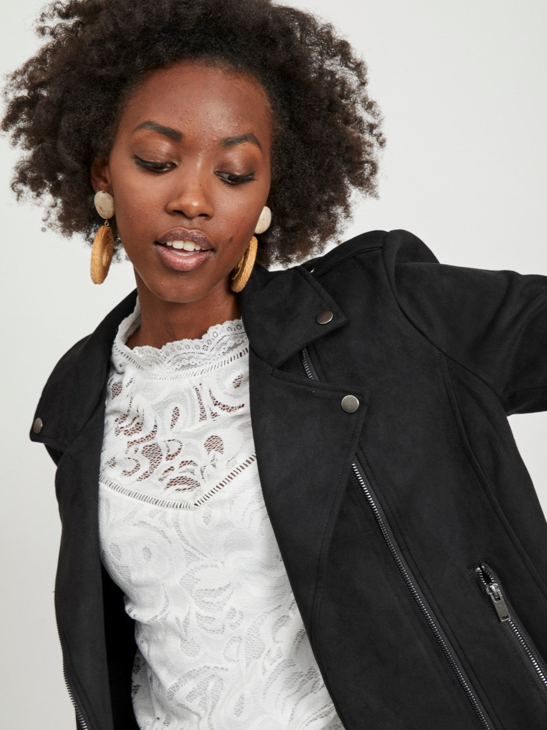 Blouson biker simili daim noir Vifaddy vila vue de près