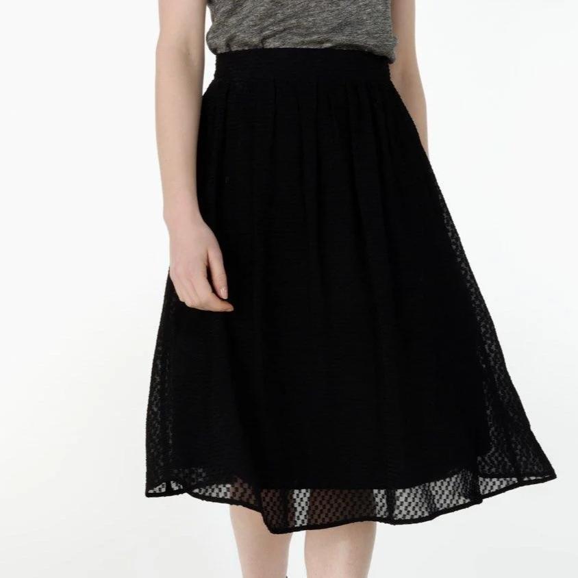 Jupe noire Marissa en mouvement