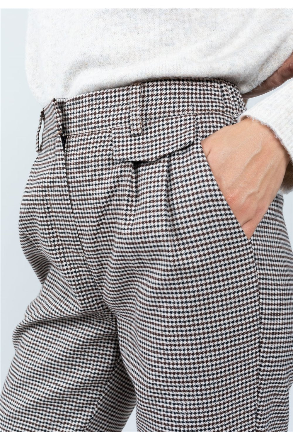 Vue du détail rabat et poche pantalon de ville à carreaux Deeluxe