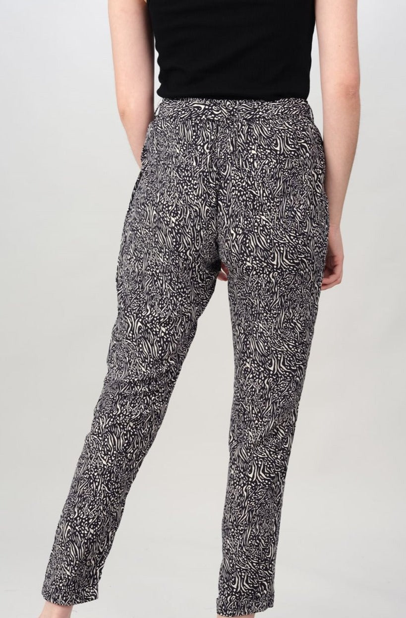 vue de dos du pantalon fluide motif abstrait Lidiane Deeluxe