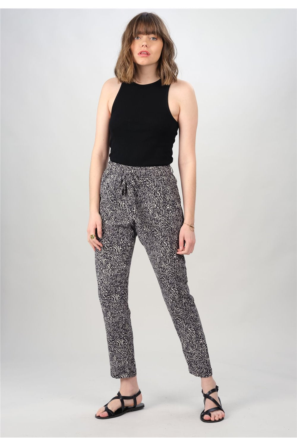 Pantalon fluide imprimé abstrait noir et beige Lidiane de Deeluxe