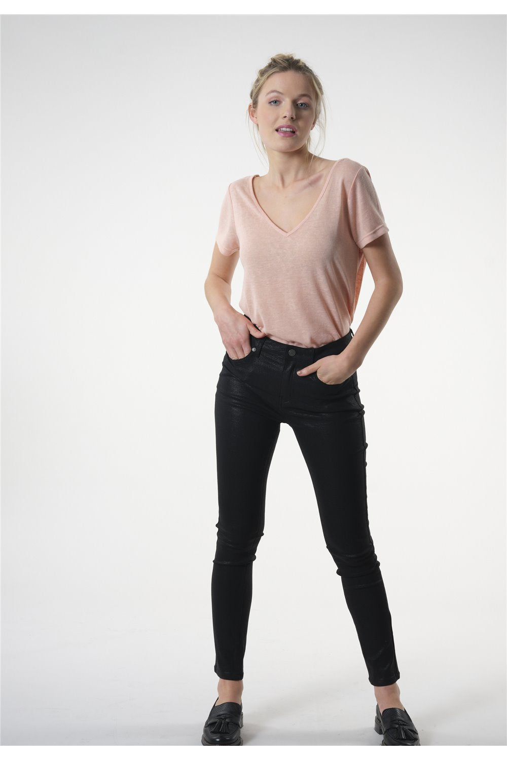 Autre look porté avec mocassion d'un slim enduit noir Lyzie de Deeluxe