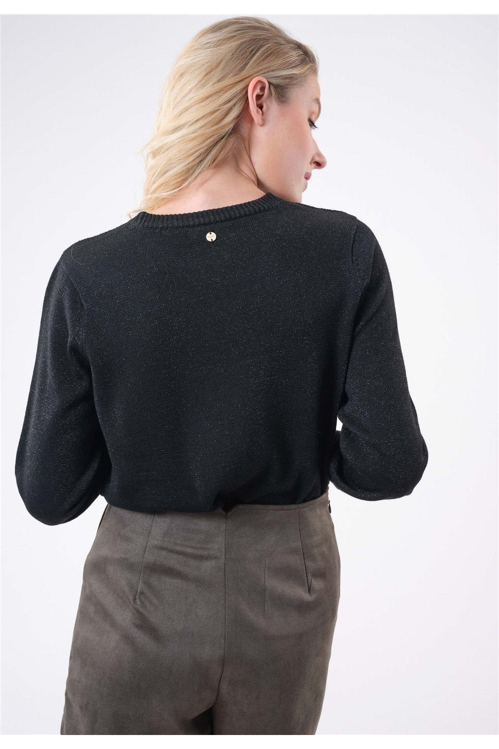 Dos du pull chaud à encolure ronde en laine noire et irisée