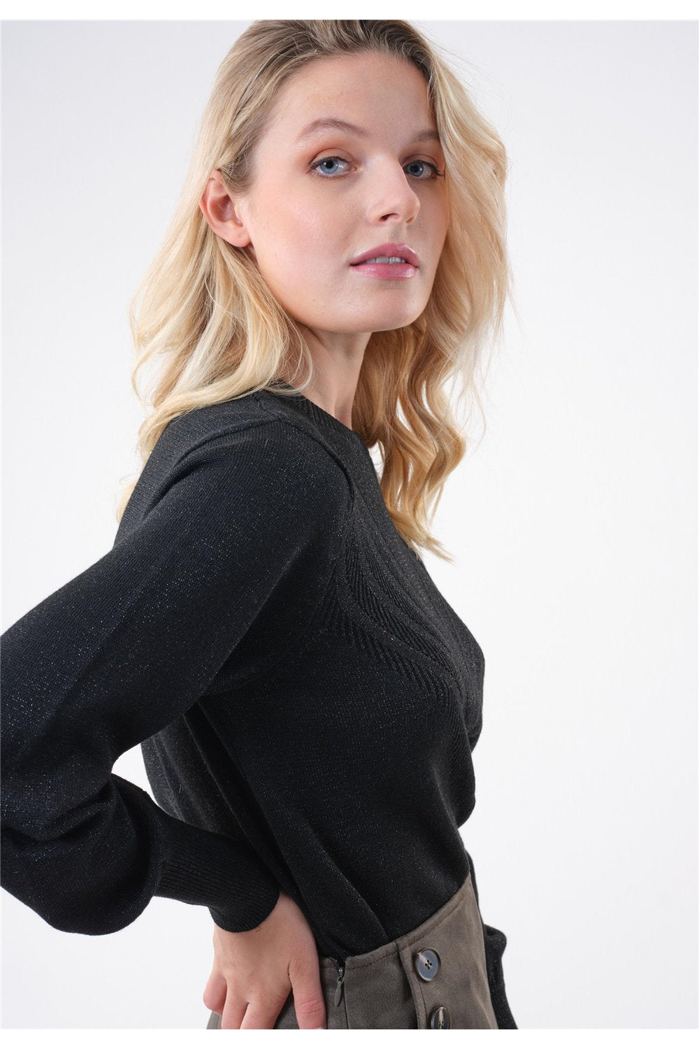 Vue de profil du pull à manches longues noir irisé