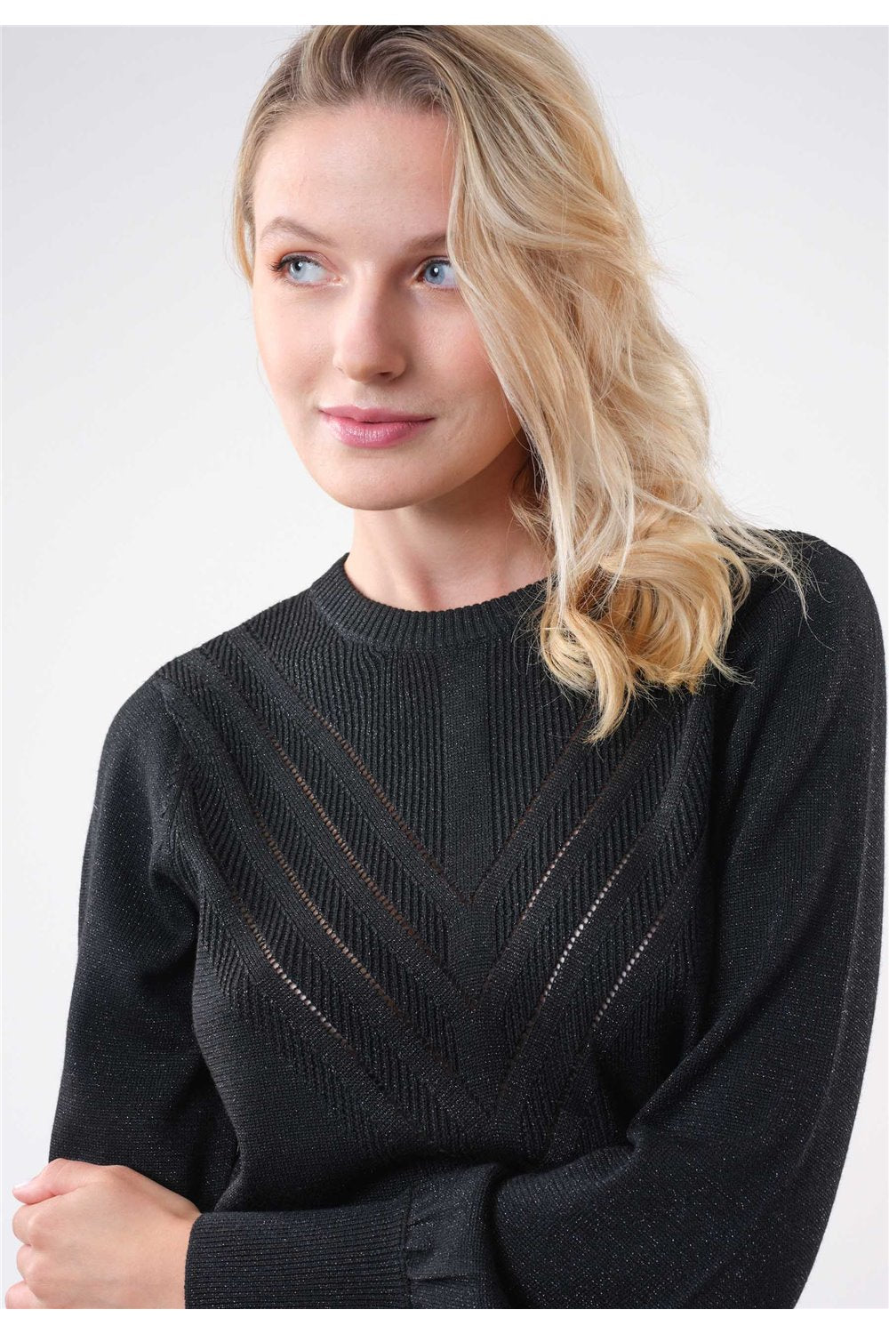 Pull noir irisé tricotage ajouré au devant de chez Deeluxe