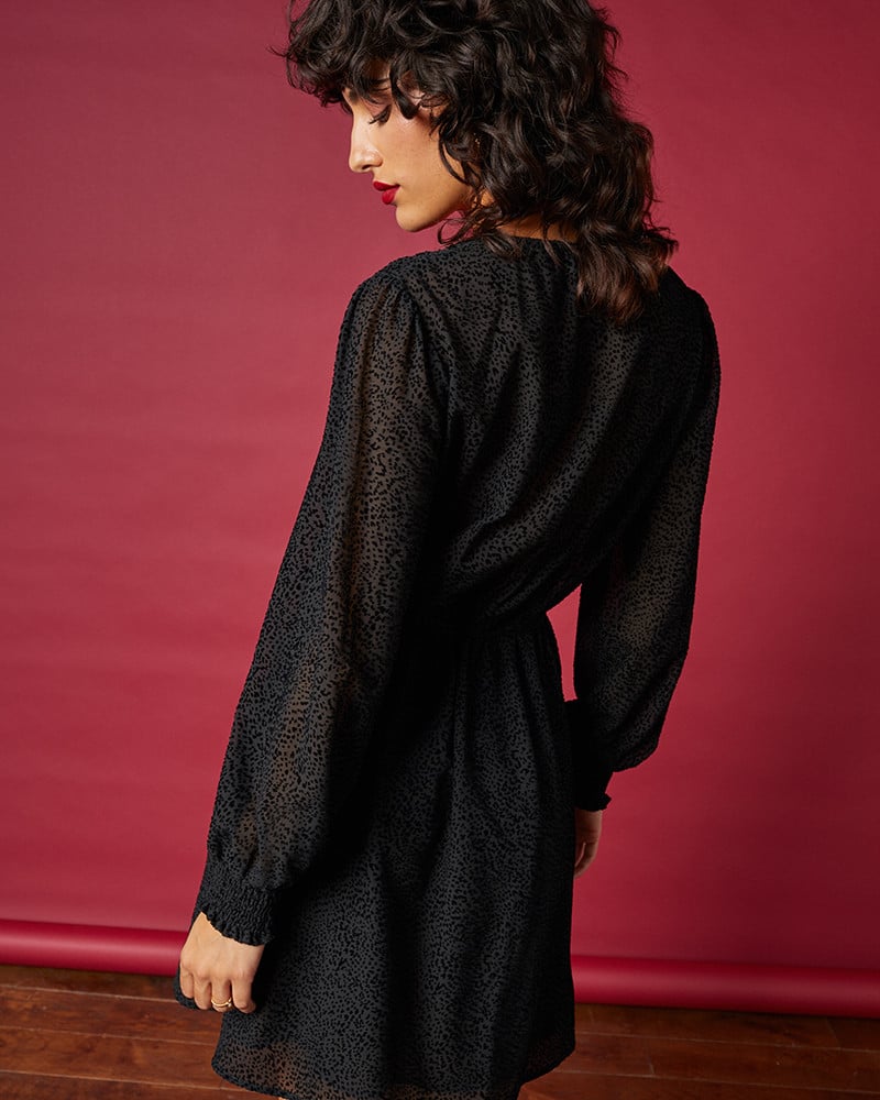 Vue de dos de la robe floque velours noir Hisae de grace et mila