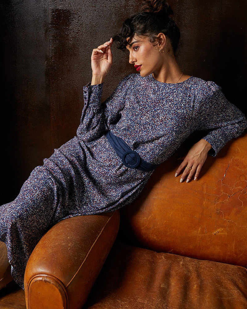 Photo de mise en situation stylistique sur canapé de la Robe Helga imprimé Marine Grace & mila