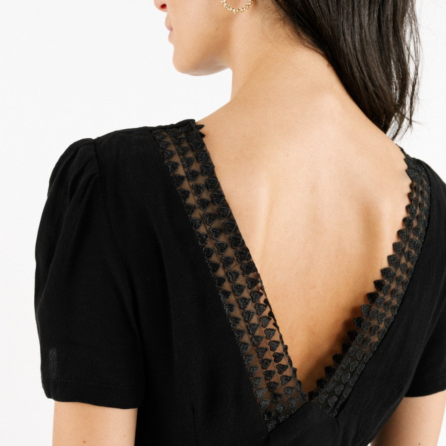 Détail en Dentelle de l'encolure V dos de la petite robe noire Shana de chez artlove