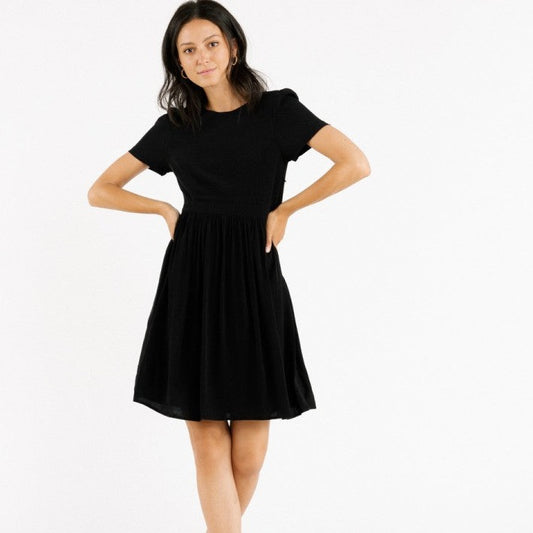 robe manches courtes noir décolleté dos artlove vue de face