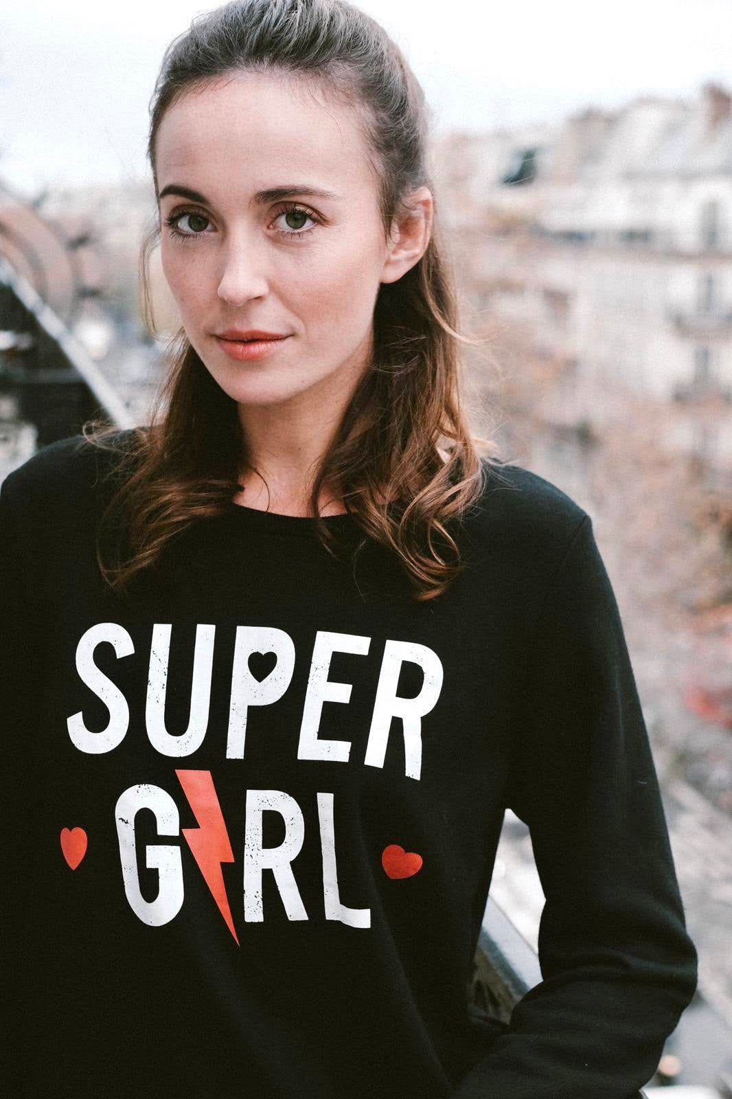 Zoom sur l'inscription Super Girl du sweat de Jubylee