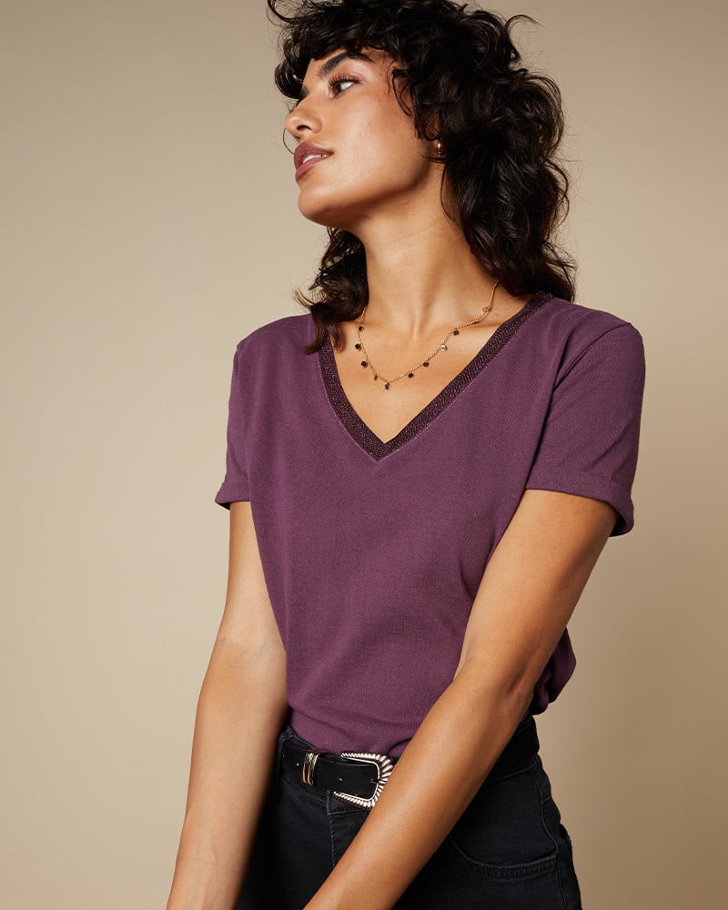 Tshirt Gildas manches courtes prune en coton details encolure fantaiisie irisée de chez Grace and Mila