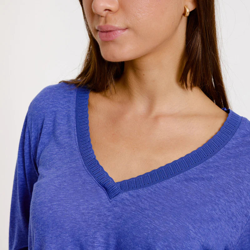 Détail galon dentelle encolure V devant du tshirt Aimeline Bleu de Artlove