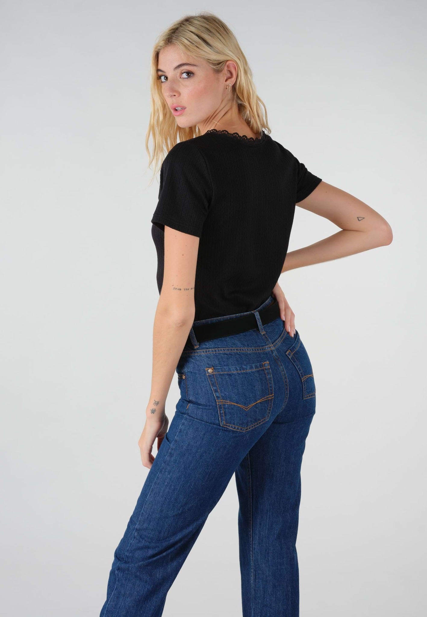 Top elasthane coupe droite a manches courtes Aya de Deeleuxe