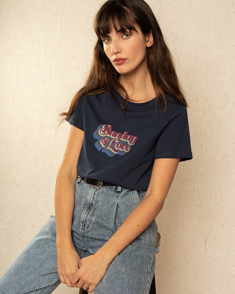 Look du Teeshirt col rond en coton marine imprimé sunday of love Inouk de Grace & Mila