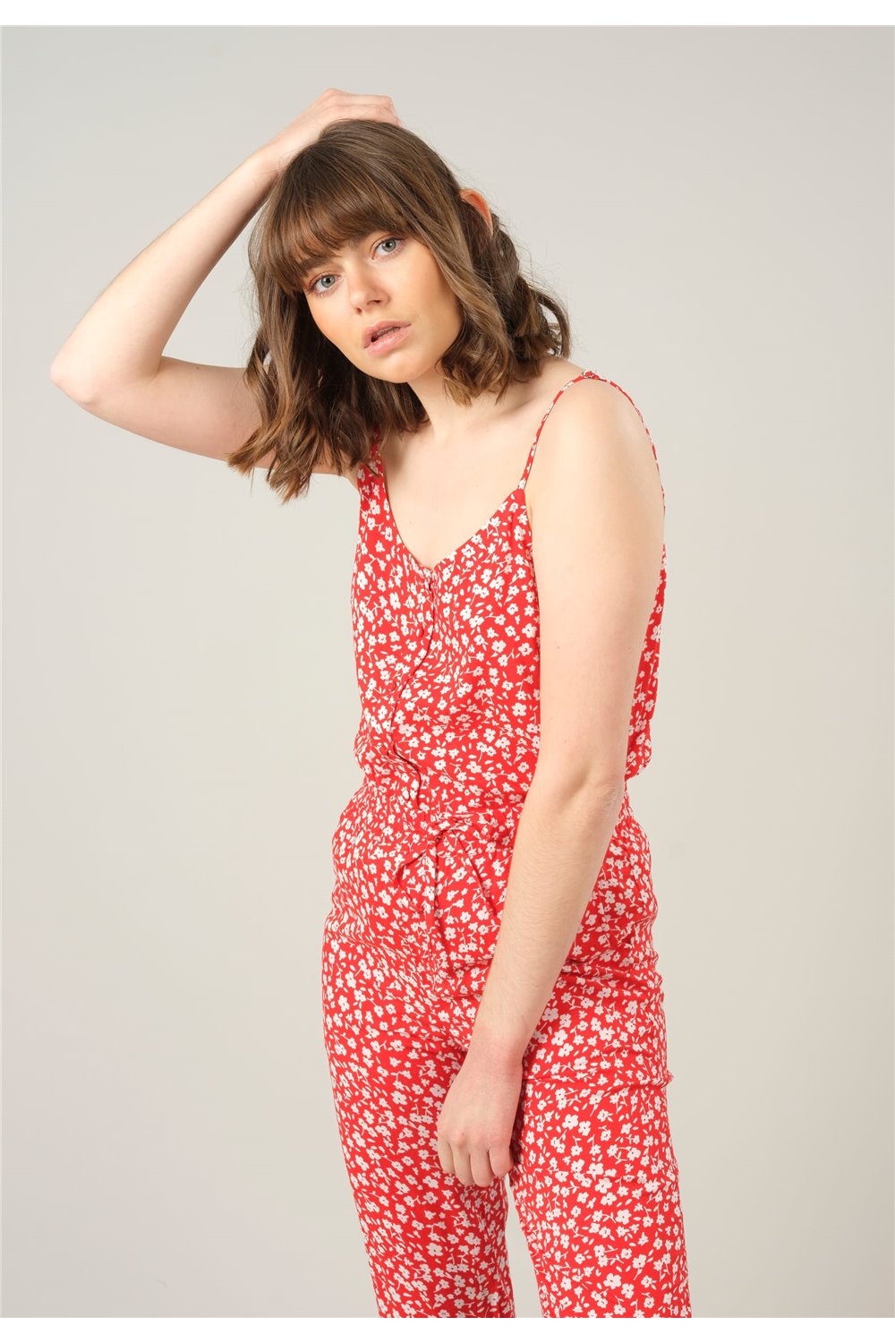 vue de face porté du débardeur rouge fleurs MALA de Deeluxe