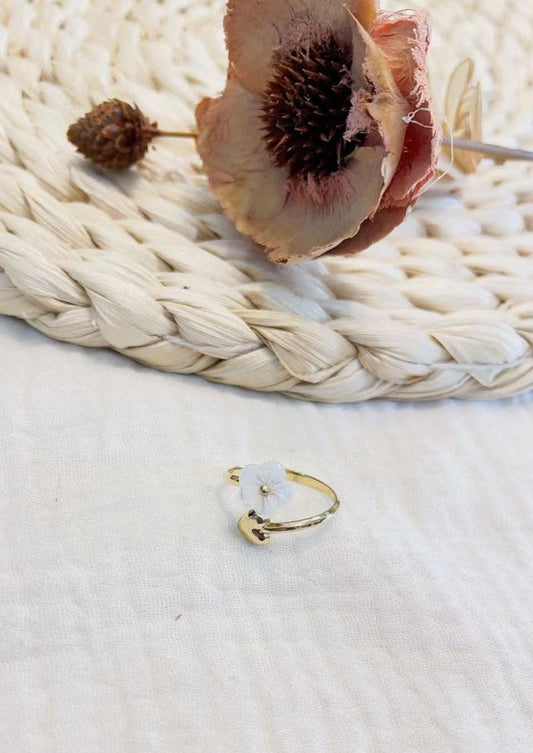 Bague dorée réglable avec fleur en nacre et coeur en acier inoxydable Mile Mila