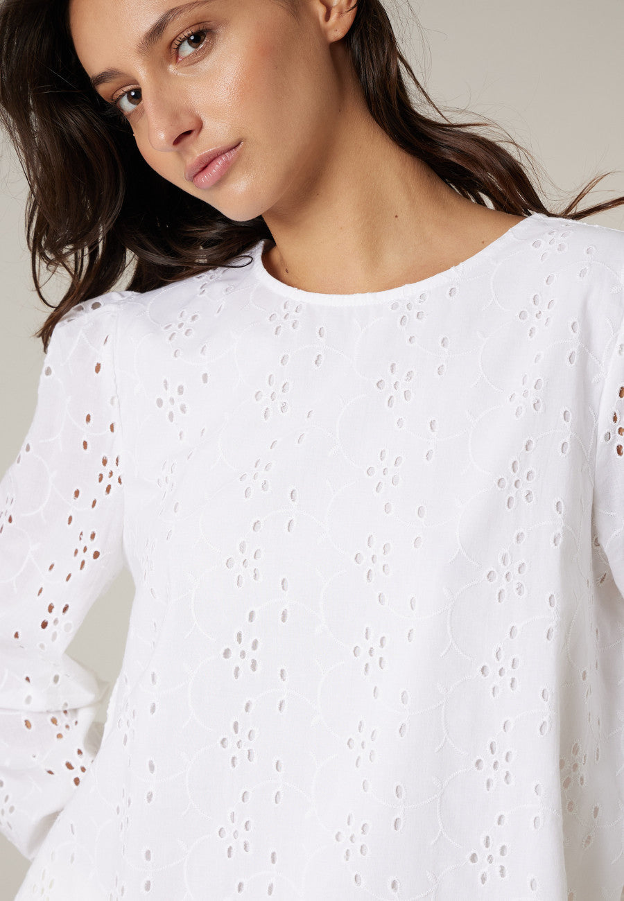 Détail broderies anglaise sur la blouse LIVIANE en coton avec finition délicate et texture légère de Deeluxe