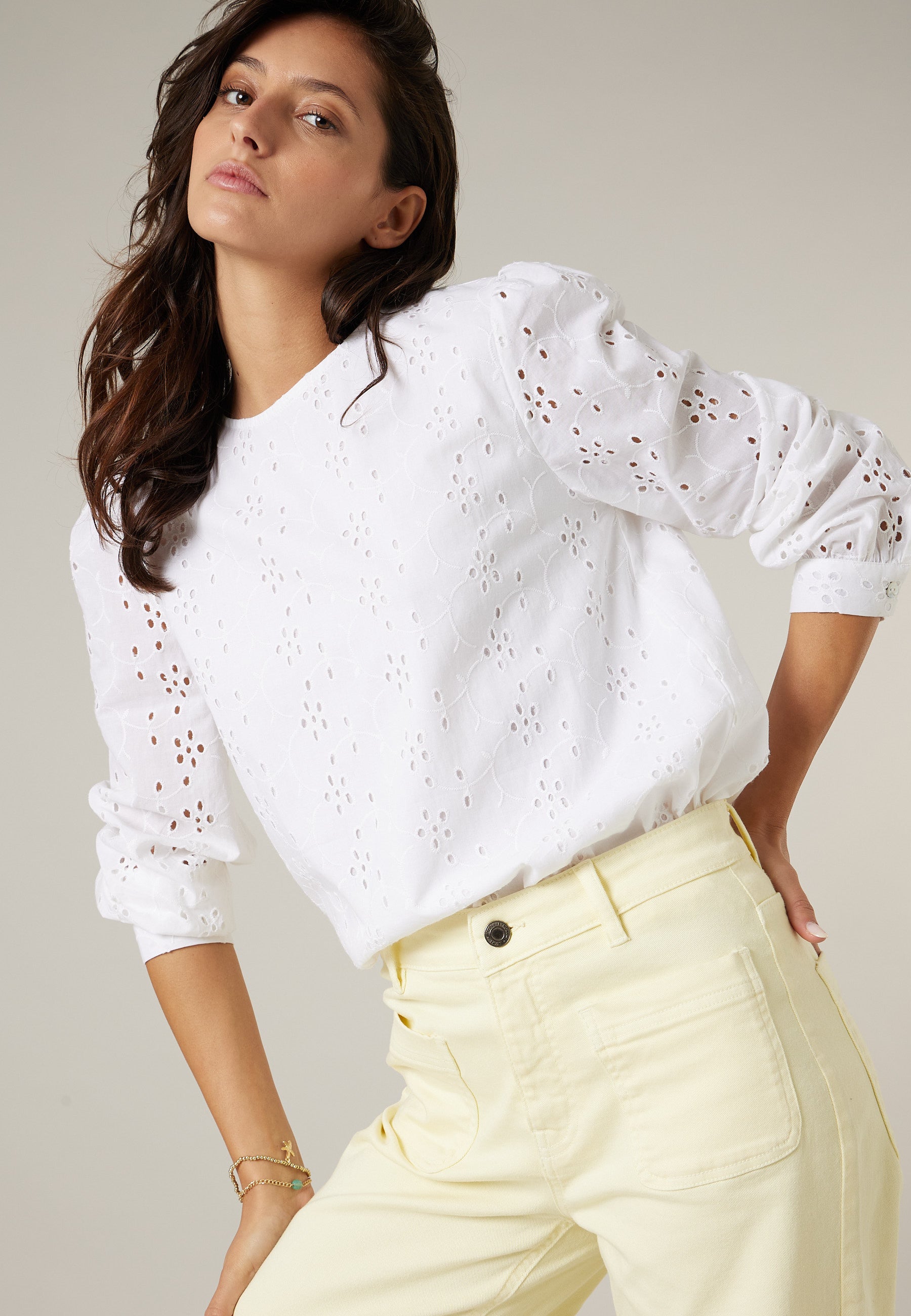 Blouse romantique blanche LIVIANE en coton avec broderies anglaise, vue de face, coupe fluide et féminine de Deeluxe