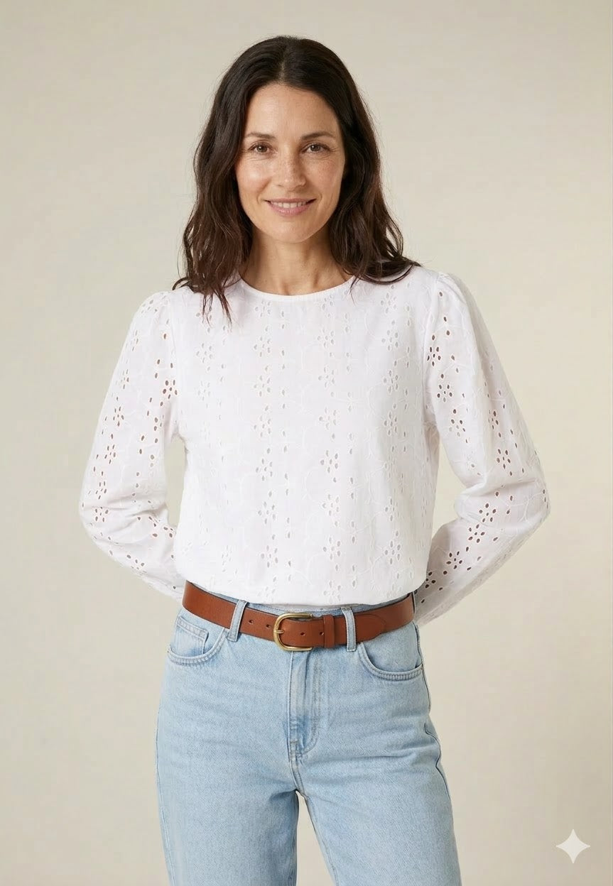 Blouse romantique LIVIANE portée avec jean, look féminin facile pour le printemps de Deeluxe