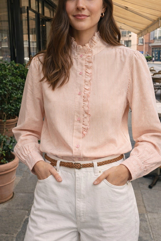 Blouse patte volantee rayures rose sable col volanté avec jean blanc