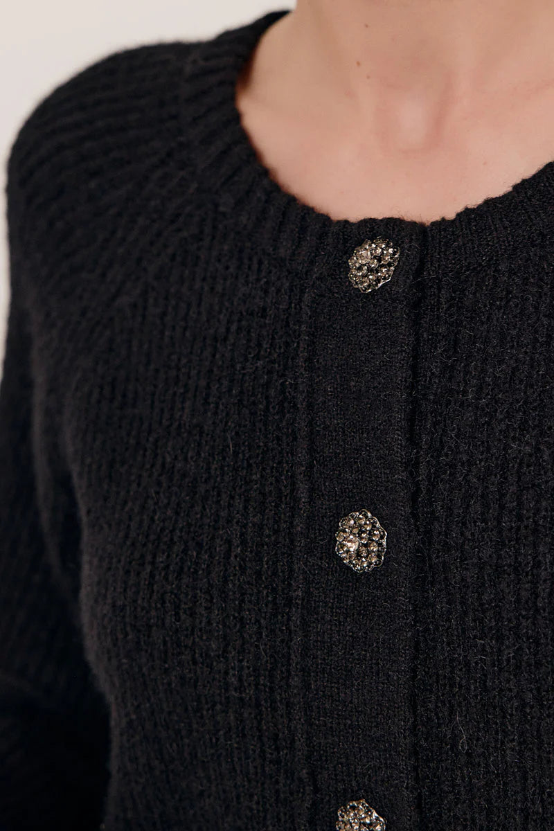 Détail des boutons bijoux sur cardigan noir CAROL à maille épaisse, finition élégante de chez Artlove