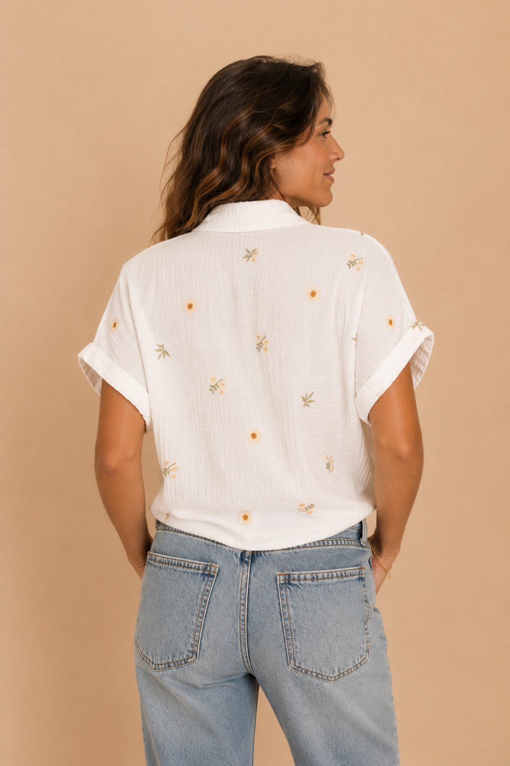 Dos de chemise blanche d'été en gaze de coton avec motifs brodés de Suzzy et Milly