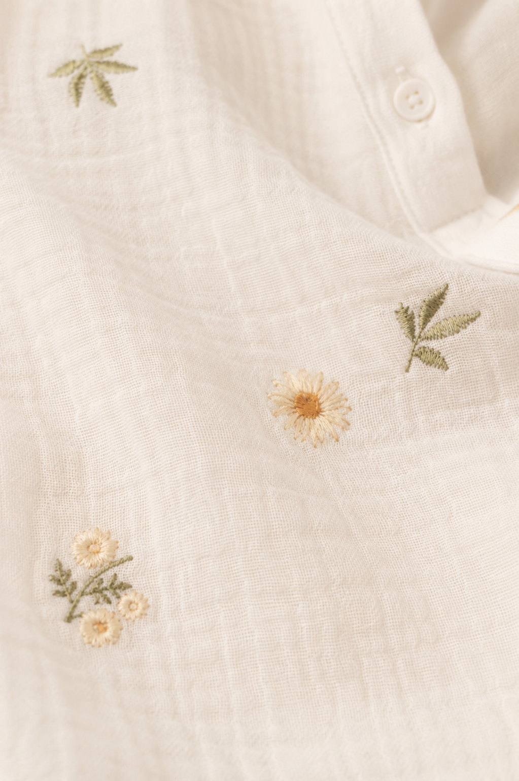 Zoom sur les motifs brodés de la chemise en gaze de coton blanche de Suzzy & Milly