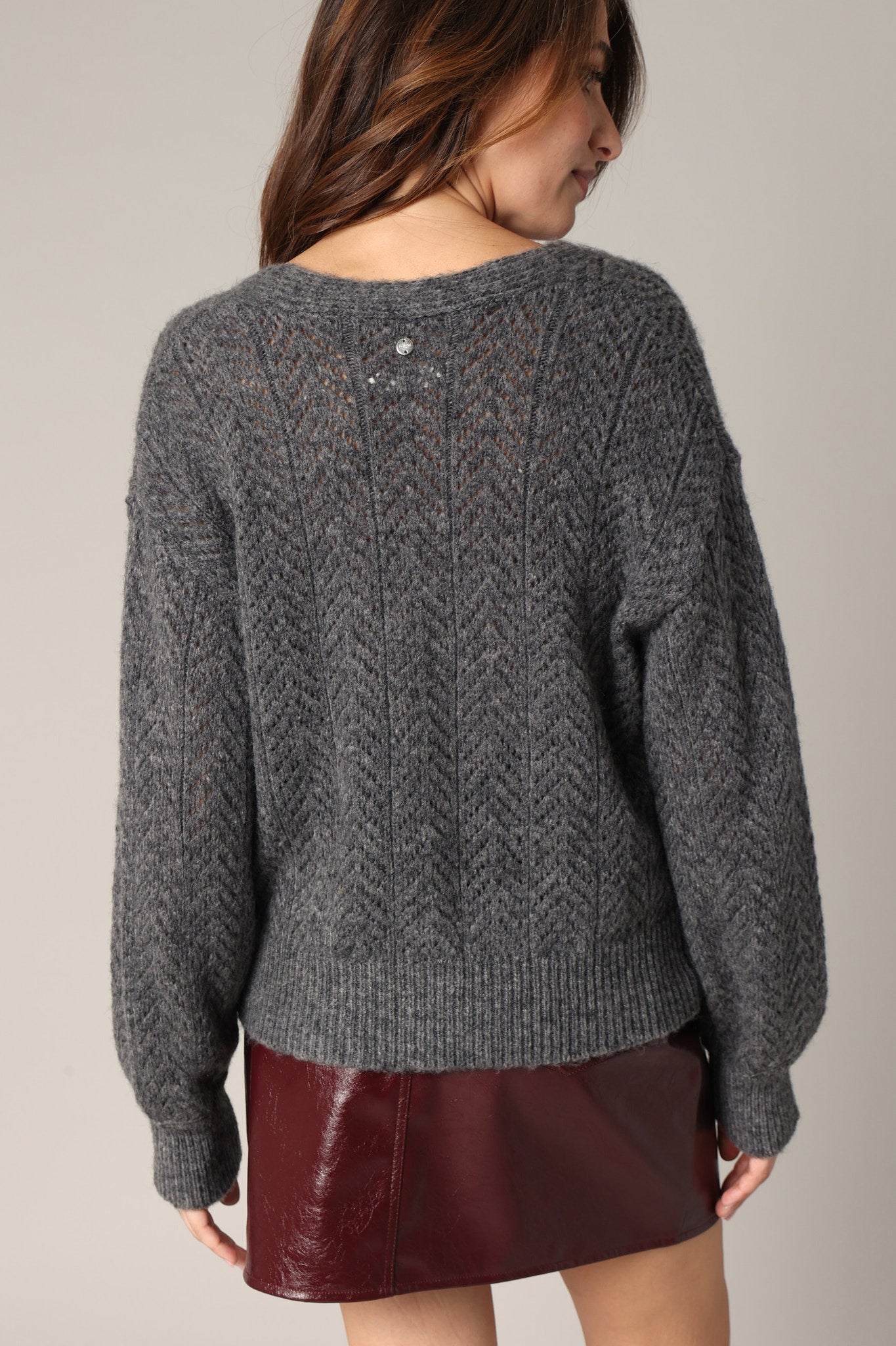 Gilet hiver DORFI motif texturé vu de dos, coupe équilibrée et longueur idéale pour taille haute de chez Deeluxe