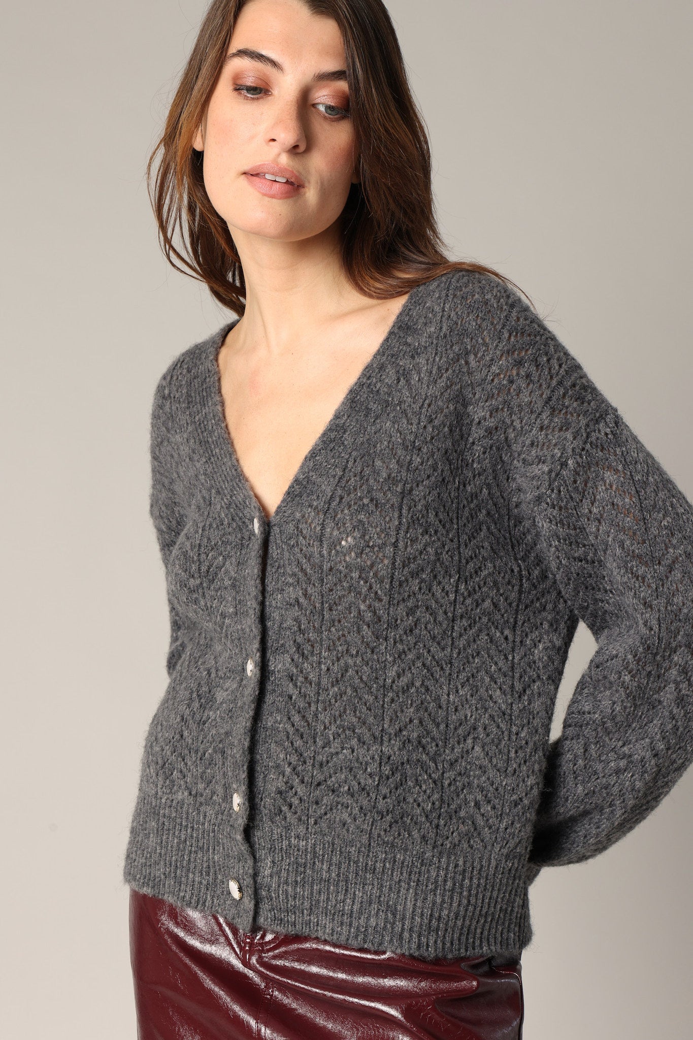 Autre vue de face avec Détail du cardigan femme DORFI à motif texturé, coupe courte adaptée aux silhouettes petites de chez Deeluxe