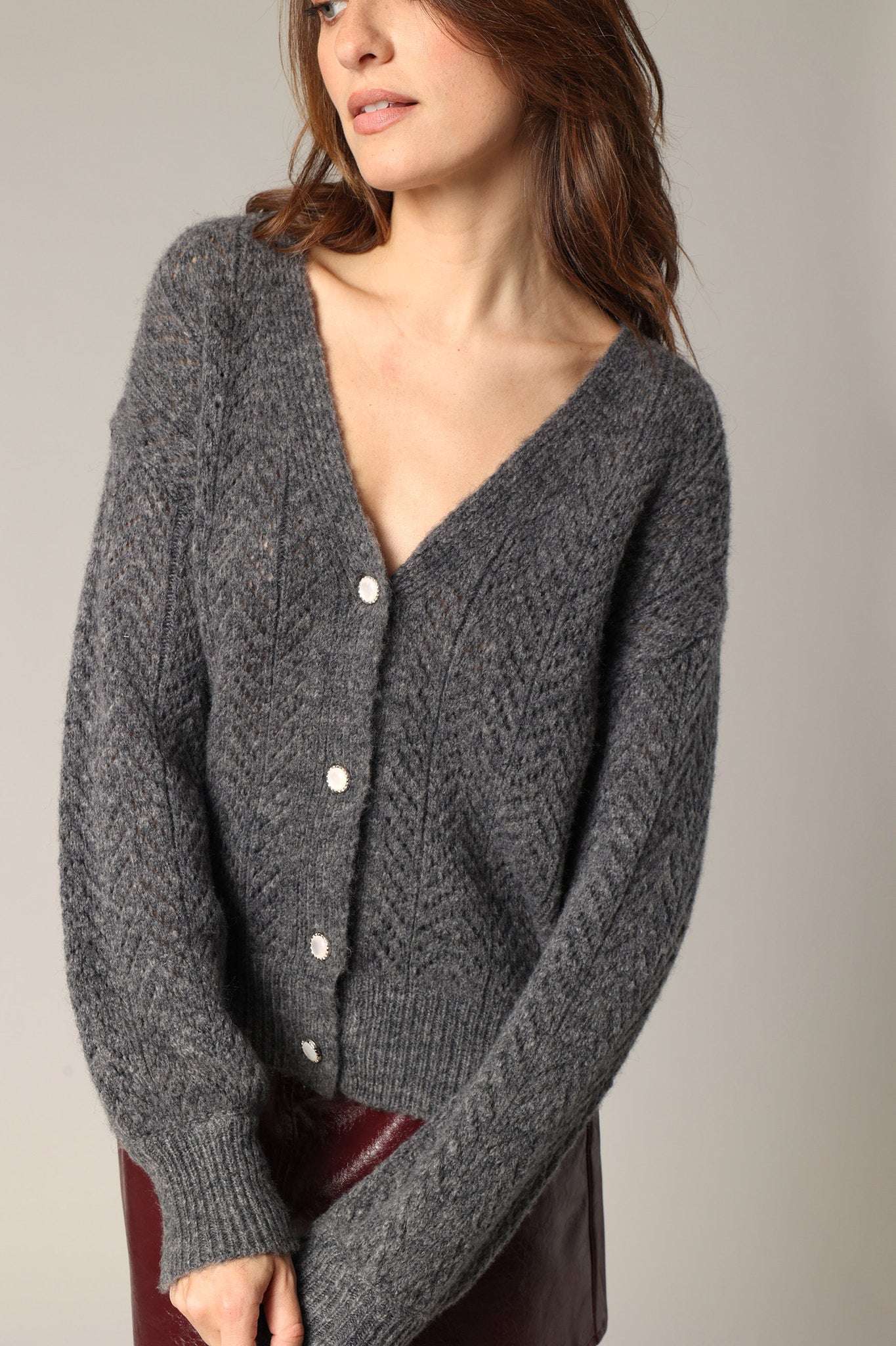 Gilet femme  DORFI encolure V à motif texturé, porté de face, idéal avec pantalon taille haute de Deeluxe