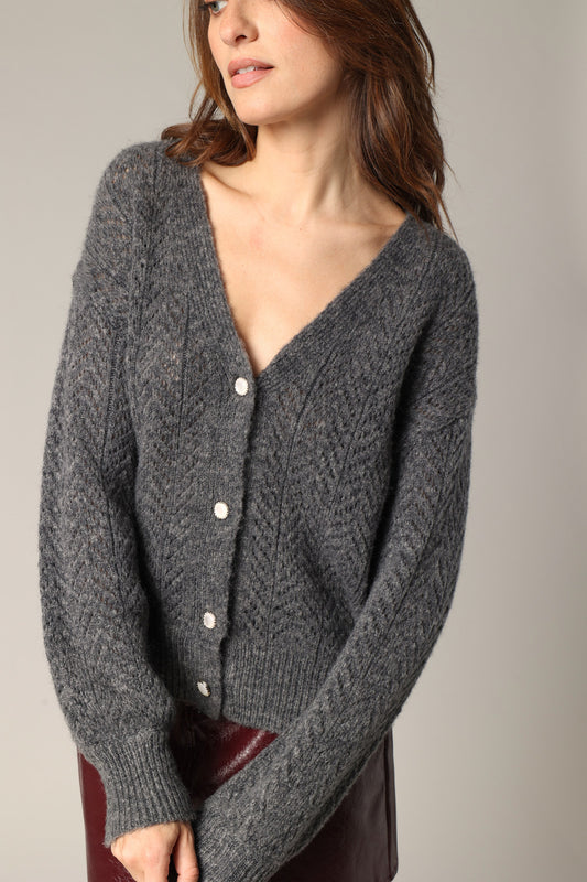 Gilet femme  DORFI encolure V à motif texturé, porté de face, idéal avec pantalon taille haute de Deeluxe