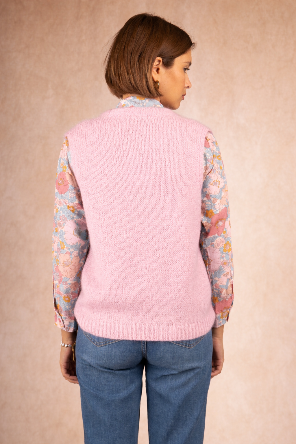 Gilet sans manches blush, vue de dos, maille souple de MAELYS