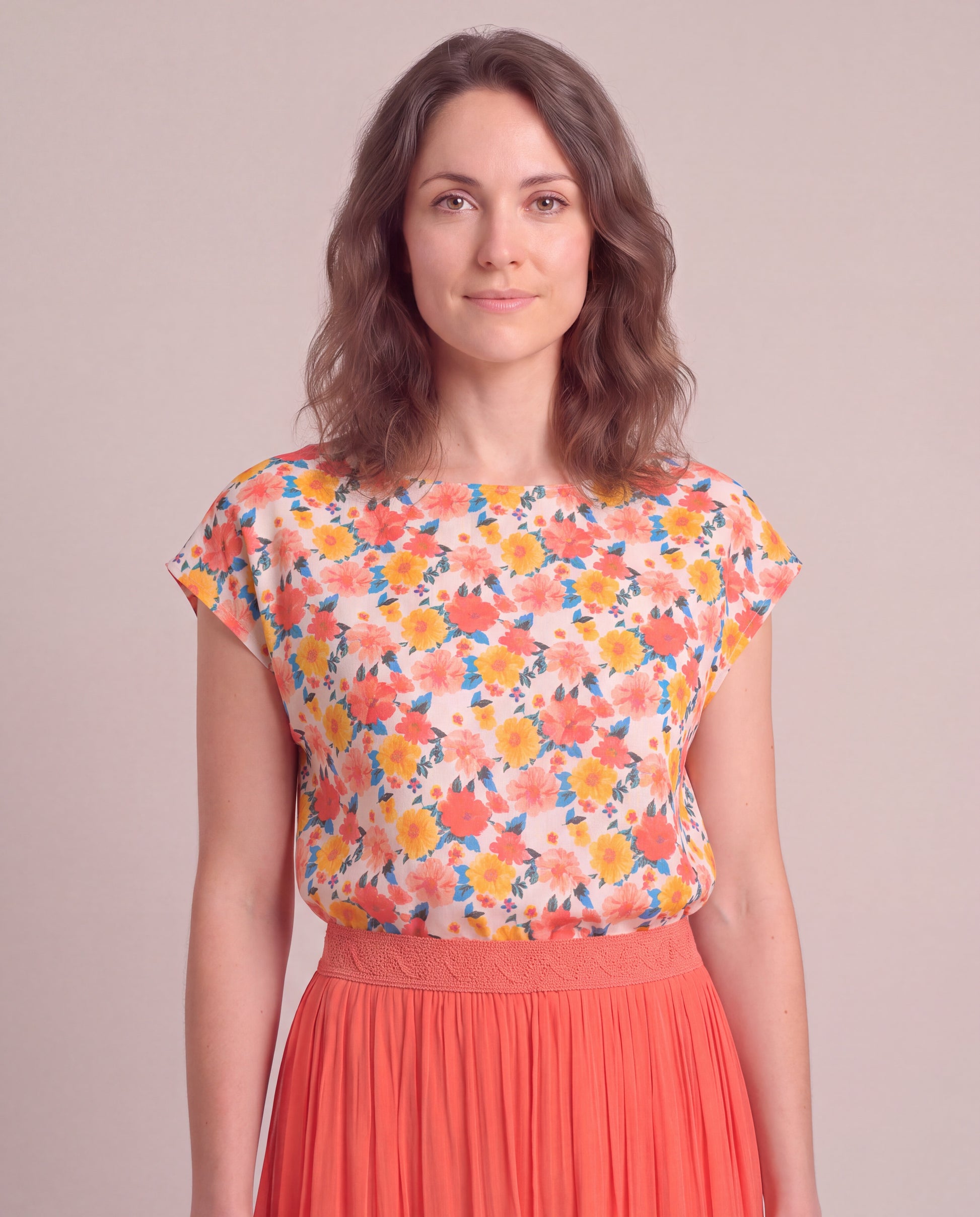 Top femme imprimé floral multicolore sur fond clair vue de face In April 1986