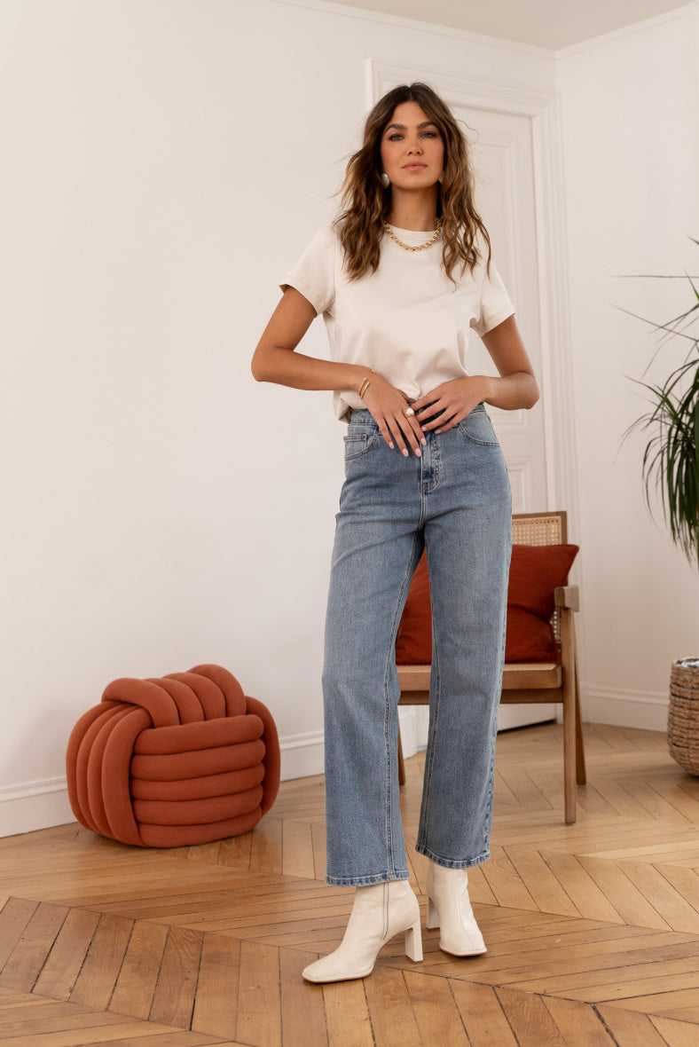 Look femme avec jean droit SOLANGE en bleu canard délavé taille haute porté avec t-shirt et bottines blanches de ORAIJE