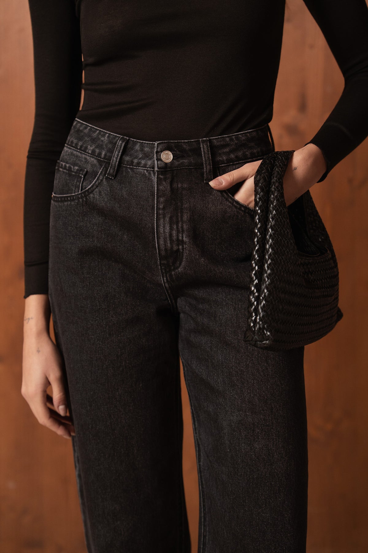 Détail du devant du jean BONY gris foncé, taille haute et 5 poches de Oraije