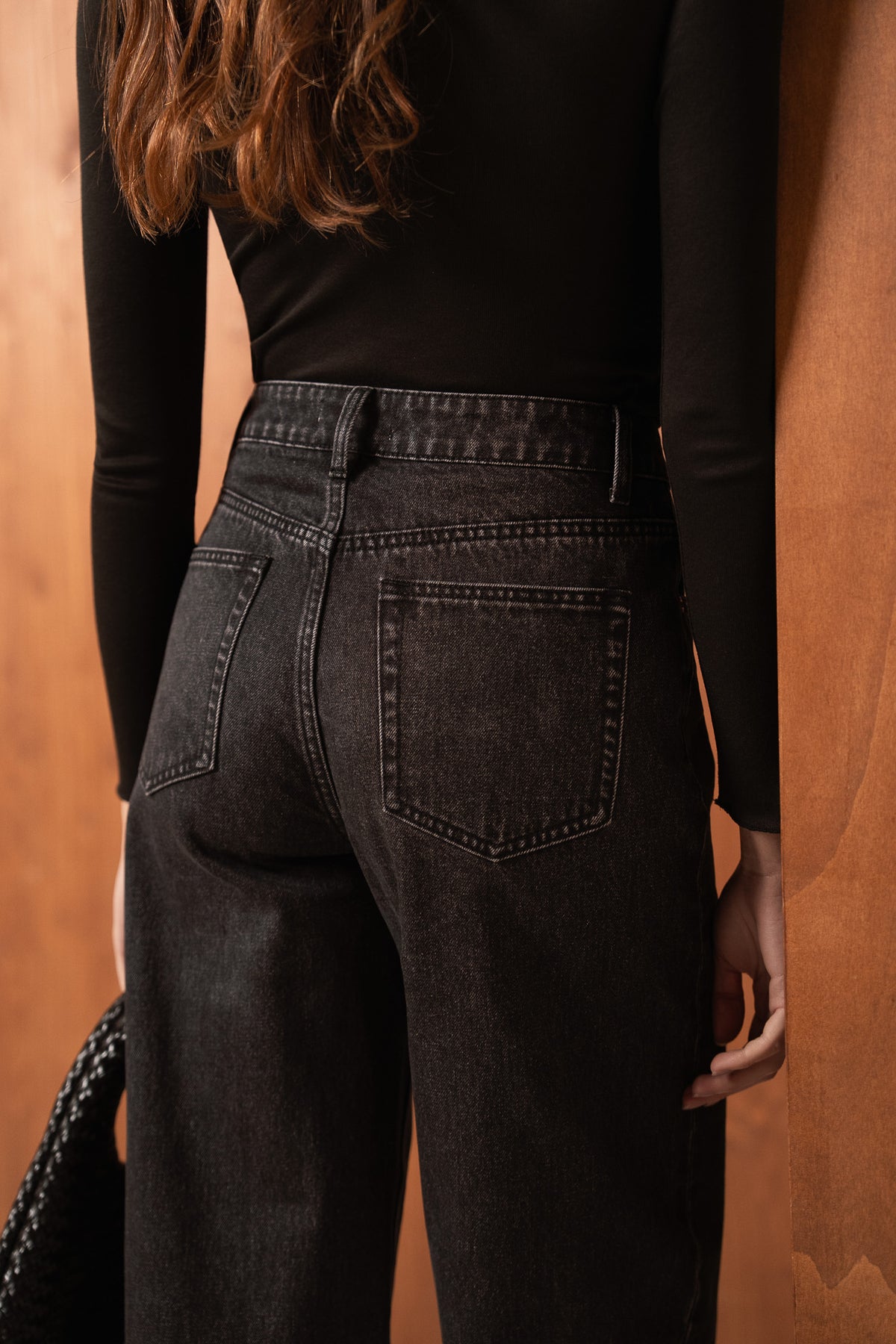 Zoom sur le dos du jean barrel BONY, poches arrière et denim gris foncé JD611 de Oraije
