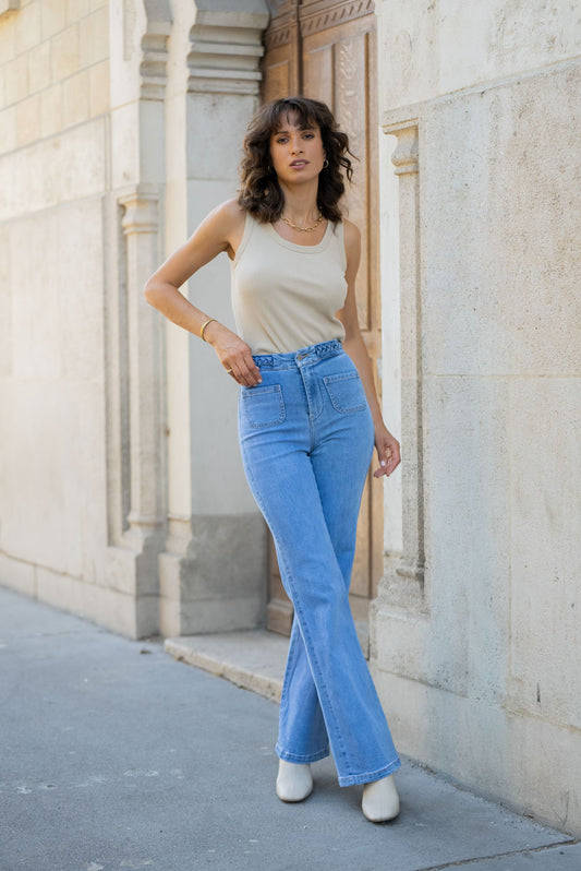 Look porté du Jean Flare FLORINE de Oraije