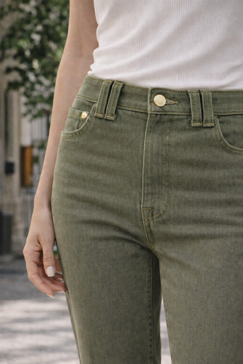 Détail de la poche du pantalon denim kaki,  esprit casual chic de MAJOLICA