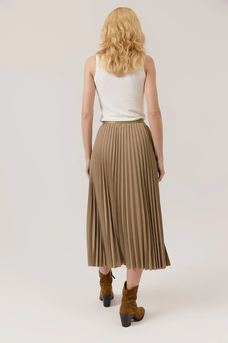 Vue de dos de la tenue féminine avec jupe longue plissée au style intemporel et  à la taille élastiquée, Jupe EUGENIE version Biege de chez ARTLOVE