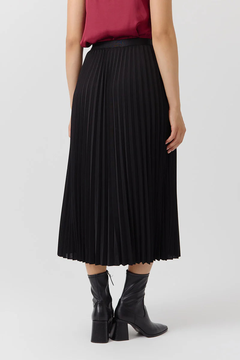 Jupe plissée noire fluide EUGENIE, longueur midi et mouvement du plissé, vue de dos, de chez Artlove