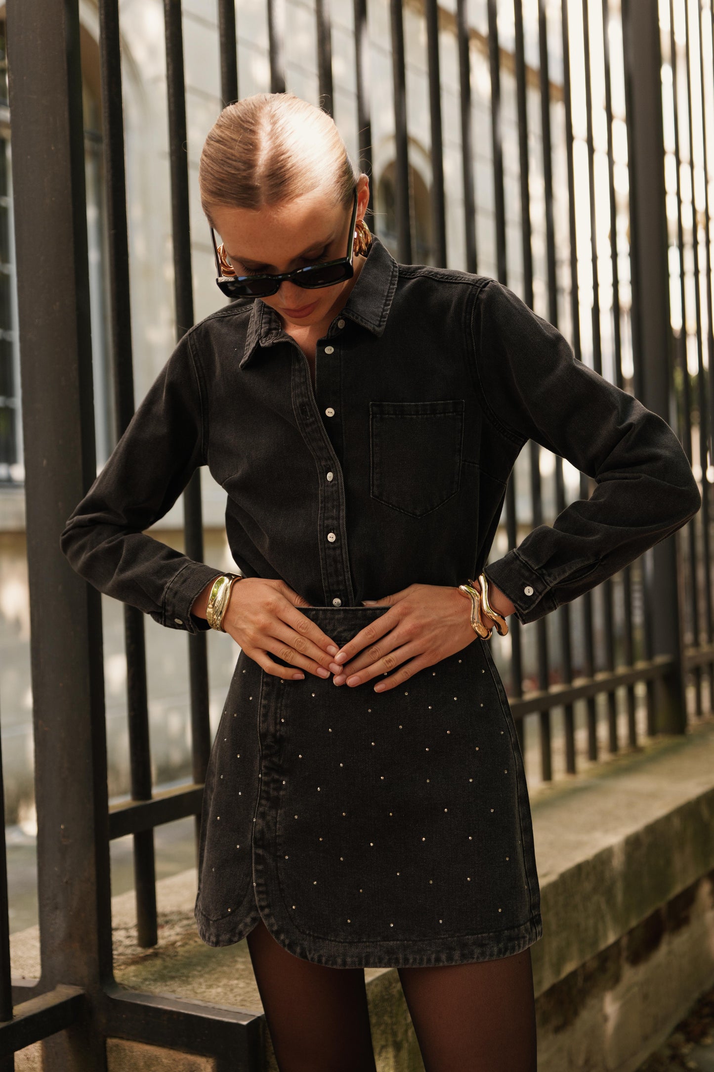Autre vu du look porté de la Jupe noire JUSTINE en denim délavé avec strass, look mode féminin avec chemise noire rentrée, silhouette affirmée et actuelle de chez ORAIJE